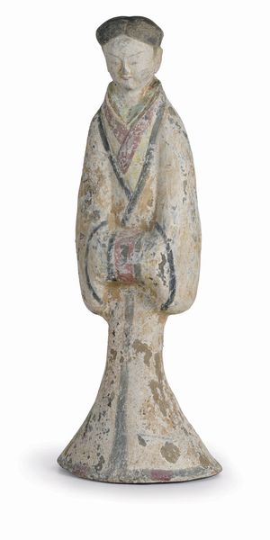 Figura in terracotta raffigurante dama di corte con tracce di policromia, Cina, Dinastia Han (206 a.C - 220 d.C)  - Asta Dipinti e Sculture del XIX-XX secolo - Associazione Nazionale - Case d'Asta italiane