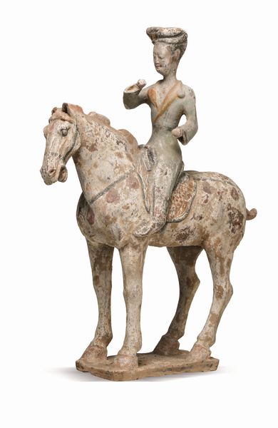 Figura di dignitario a cavallo in terracotta con tracce di policromia, Cina, Dinastia Tang (618-906)  - Asta Dipinti e Sculture del XIX-XX secolo - Associazione Nazionale - Case d'Asta italiane