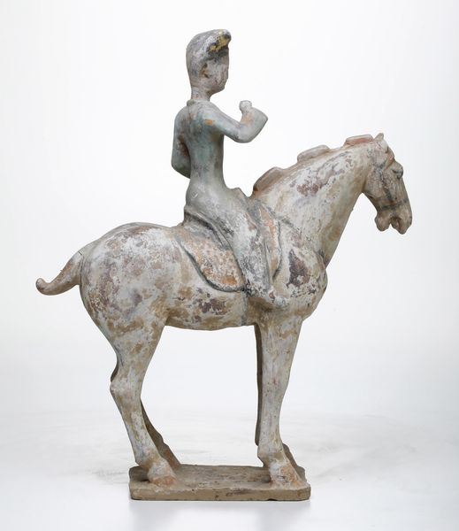 Figura di dignitario a cavallo in terracotta con tracce di policromia, Cina, Dinastia Tang (618-906)  - Asta Dipinti e Sculture del XIX-XX secolo - Associazione Nazionale - Case d'Asta italiane