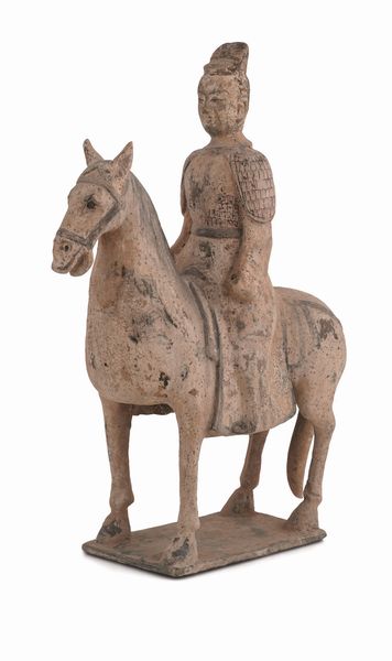 Figura di dignitario a cavallo in terracotta con tracce di policromia, Cina, Dinastia Tang (618-906)  - Asta Dipinti e Sculture del XIX-XX secolo - Associazione Nazionale - Case d'Asta italiane