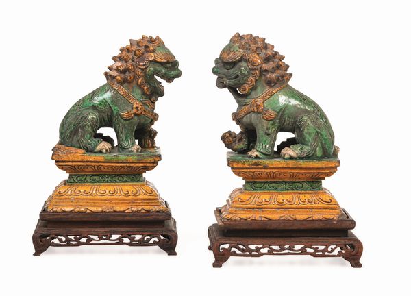 Coppia di cani di Pho in grs Sancai, Cina, Dinastia Ming, XVII secolo  - Asta Dipinti e Sculture del XIX-XX secolo - Associazione Nazionale - Case d'Asta italiane