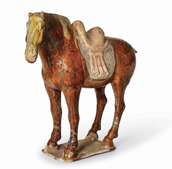 Figura di cavallo con montatura in terracotta Sancai, Cina, Dinastia Tang (618-906)  - Asta Dipinti e Sculture del XIX-XX secolo - Associazione Nazionale - Case d'Asta italiane