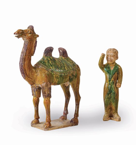 Lotto composto da figura di cammello e figura maschile con tunica in terracotta grs Sancai, Cina, Dinastia Tang (618-906)  - Asta Dipinti e Sculture del XIX-XX secolo - Associazione Nazionale - Case d'Asta italiane