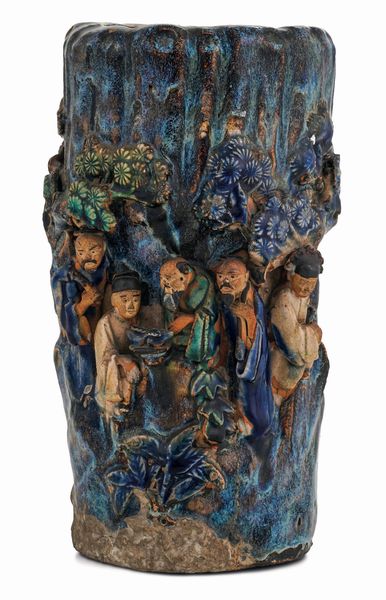 Vaso in grs a fondo blu raffigurante personaggi a rilievo, Cina, XIX secolo  - Asta Dipinti e Sculture del XIX-XX secolo - Associazione Nazionale - Case d'Asta italiane