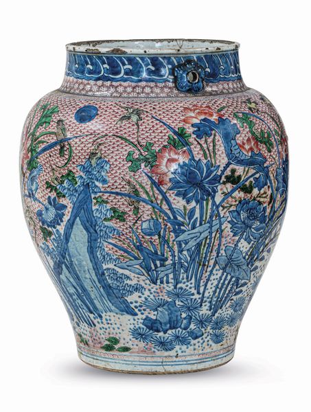 Vaso in porcellana policroma con motivi floreali, Cina, Dinastia Qing, epoca Shunzhi, XVII secolo  - Asta Dipinti e Sculture del XIX-XX secolo - Associazione Nazionale - Case d'Asta italiane