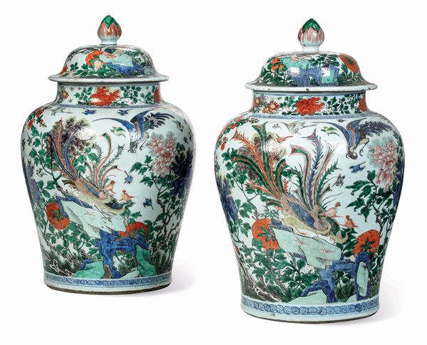 Coppia di importanti e grandi potiches in porcellana raffigurante paesaggio con fenici e decori floreali, Cina, Dinastia Qing, epoca Shunzhi, XVII secolo<BR>Difetti  - Asta Dipinti e Sculture del XIX-XX secolo - Associazione Nazionale - Case d'Asta italiane