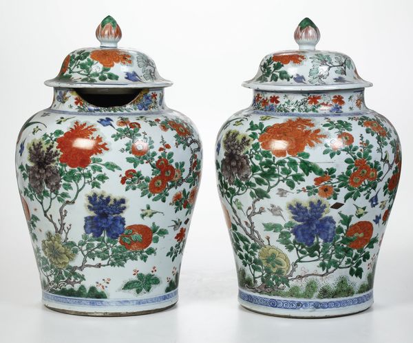 Coppia di importanti e grandi potiches in porcellana raffigurante paesaggio con fenici e decori floreali, Cina, Dinastia Qing, epoca Shunzhi, XVII secolo<BR>Difetti  - Asta Dipinti e Sculture del XIX-XX secolo - Associazione Nazionale - Case d'Asta italiane