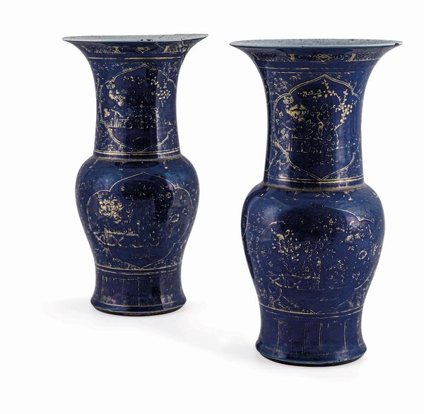 Coppia di vasi in porcellana monocroma blu poudr con decoro in oro a soggetto naturalistico, Cina, Dinastia Qing, epoca Kangxi (1662-1722)  - Asta Dipinti e Sculture del XIX-XX secolo - Associazione Nazionale - Case d'Asta italiane