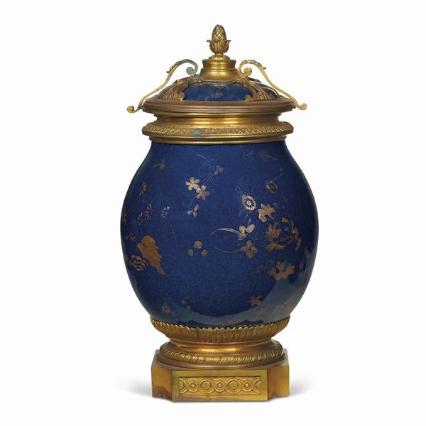 Potiche in porcellana blu poudr con montatura in bronzo dorato a fondo blu con decoro dorato naturalistico, Cina, XIX secolo  - Asta Dipinti e Sculture del XIX-XX secolo - Associazione Nazionale - Case d'Asta italiane