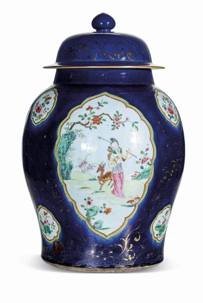 Potiche in porcellana Famiglia Rosa, Blu Poudr con fanciulla entro riserve a decoro naturalistico, Cina, Dinastia Qing, epoca Qianlong (1736-1796)  - Asta Dipinti e Sculture del XIX-XX secolo - Associazione Nazionale - Case d'Asta italiane