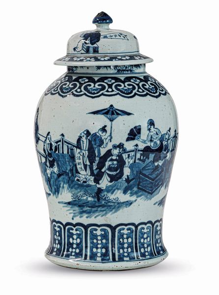 Potiche in porcellana bianca e blu raffigurante scena di corte, Cina, XIX secolo  - Asta Dipinti e Sculture del XIX-XX secolo - Associazione Nazionale - Case d'Asta italiane