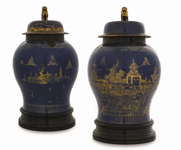 Coppia di potiches in porcellana blu poudr raffigurante scena di paesaggio con decori lumeggiati in color oro e presa del coperchio a foggia di leone, Cina, Dinastia Qing, epoca Qianlong, XVIII secolo  - Asta Dipinti e Sculture del XIX-XX secolo - Associazione Nazionale - Case d'Asta italiane