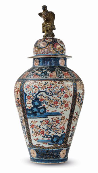 Grande potiche con coperchio in porcellana Imari Arita a smalti policromi con scene naturalistiche e paesaggio entro riserve sagomate, Giappone, primo quarto XVIII secolo  - Asta Dipinti e Sculture del XIX-XX secolo - Associazione Nazionale - Case d'Asta italiane