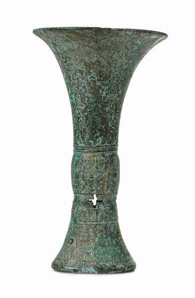 Vaso a tromba in bronzo inciso con decori geometrici, Cina, probabilmente Dinastia Shang  - Asta Dipinti e Sculture del XIX-XX secolo - Associazione Nazionale - Case d'Asta italiane