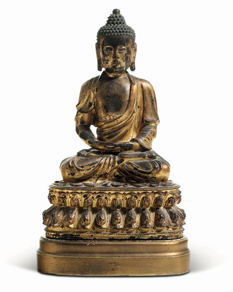 Grande e importante figura di Buddha Amitayus in bronzo dorato seduto su doppio fiore di lotto, Cina, Dinastia Ming, XVI secolo  - Asta Dipinti e Sculture del XIX-XX secolo - Associazione Nazionale - Case d'Asta italiane