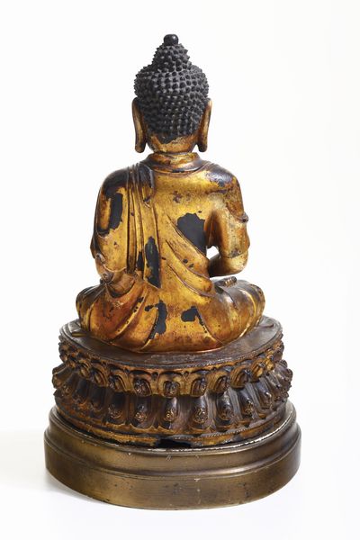 Grande e importante figura di Buddha Amitayus in bronzo dorato seduto su doppio fiore di lotto, Cina, Dinastia Ming, XVI secolo  - Asta Dipinti e Sculture del XIX-XX secolo - Associazione Nazionale - Case d'Asta italiane