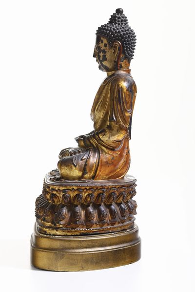 Grande e importante figura di Buddha Amitayus in bronzo dorato seduto su doppio fiore di lotto, Cina, Dinastia Ming, XVI secolo  - Asta Dipinti e Sculture del XIX-XX secolo - Associazione Nazionale - Case d'Asta italiane