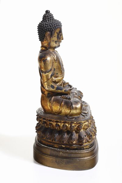 Grande e importante figura di Buddha Amitayus in bronzo dorato seduto su doppio fiore di lotto, Cina, Dinastia Ming, XVI secolo  - Asta Dipinti e Sculture del XIX-XX secolo - Associazione Nazionale - Case d'Asta italiane