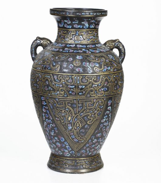 Vaso a forma arcaica a smalti policromi cloisonn con motivi geometrici, decoro a rilievi e smalti in oro, Cina, Dinastia Qing, epoca Guangxu (1875-1908)  - Asta Dipinti e Sculture del XIX-XX secolo - Associazione Nazionale - Case d'Asta italiane