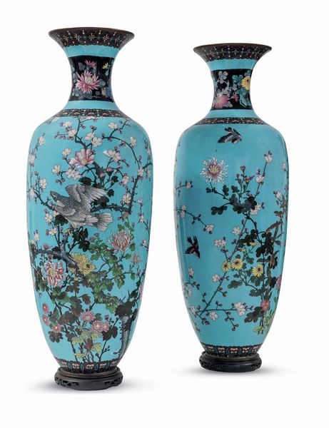 Coppia di vasi a smalti cloisonn con decori floreali e uccelli a fondo azzurro, Giappone, periodo Meiji (1868-1912)  - Asta Dipinti e Sculture del XIX-XX secolo - Associazione Nazionale - Case d'Asta italiane