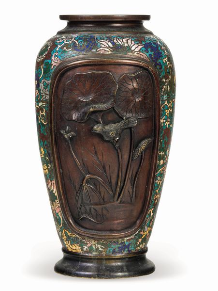 Vaso in smalti policromi cloisonn raffigurante scena naturalistica con dettagli a rilievo, Giappone, periodo Meiji (1868-1912)  - Asta Dipinti e Sculture del XIX-XX secolo - Associazione Nazionale - Case d'Asta italiane