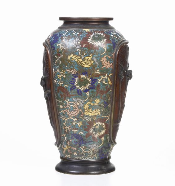 Vaso in smalti policromi cloisonn raffigurante scena naturalistica con dettagli a rilievo, Giappone, periodo Meiji (1868-1912)  - Asta Dipinti e Sculture del XIX-XX secolo - Associazione Nazionale - Case d'Asta italiane