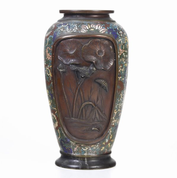 Vaso in smalti policromi cloisonn raffigurante scena naturalistica con dettagli a rilievo, Giappone, periodo Meiji (1868-1912)  - Asta Dipinti e Sculture del XIX-XX secolo - Associazione Nazionale - Case d'Asta italiane