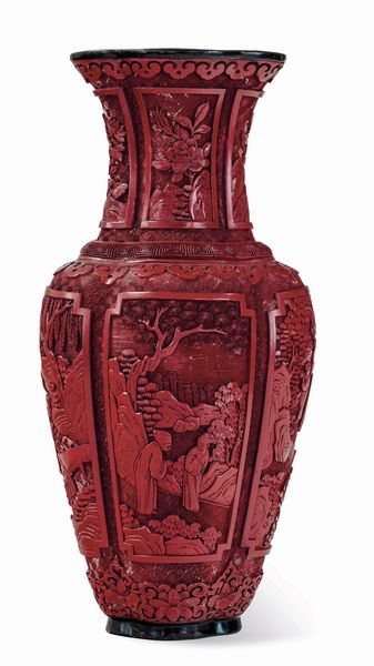 Vaso in lacca rossa intagliata con scene di vita comune, Cina, XX secolo  - Asta Dipinti e Sculture del XIX-XX secolo - Associazione Nazionale - Case d'Asta italiane