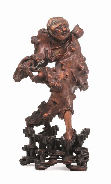 Figura in una radice di huanguali intagliato raffigurante personaggio, Cina, Dinastia Qing, XIX secolo  - Asta Dipinti e Sculture del XIX-XX secolo - Associazione Nazionale - Case d'Asta italiane