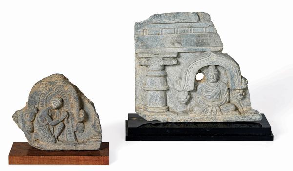 Lotto composto di due rilievi scolpiti in pietra raffiguranti soggetto in preghiera e Buddha Amitayus entro tempio, Gandhara, IV secolo  - Asta Dipinti e Sculture del XIX-XX secolo - Associazione Nazionale - Case d'Asta italiane