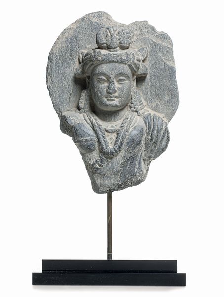 Testa di Bodhisattva scolpita in pietra, Gandhara, II secolo  - Asta Dipinti e Sculture del XIX-XX secolo - Associazione Nazionale - Case d'Asta italiane