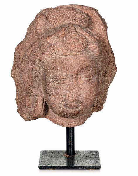 Testa scolpita in pietra raffigurante Maitreya, Gandhara, II secolo  - Asta Dipinti e Sculture del XIX-XX secolo - Associazione Nazionale - Case d'Asta italiane