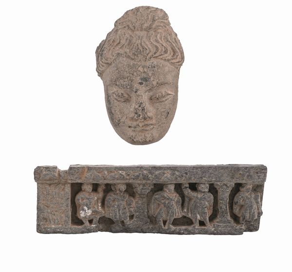 Lotto composto da fregio e testa di divinit scolpiti in pietra, Gandhara, II secolo  - Asta Dipinti e Sculture del XIX-XX secolo - Associazione Nazionale - Case d'Asta italiane