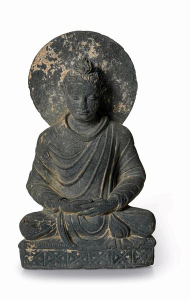 Figura di Buddha Amitayus scolpita in pietra, Gandhara, II secolo  - Asta Dipinti e Sculture del XIX-XX secolo - Associazione Nazionale - Case d'Asta italiane