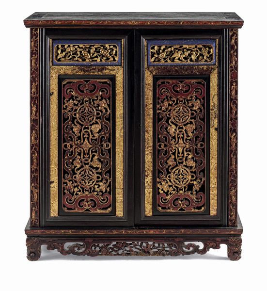 Credenza in legno laccato e dorato con decori naturalistici, Canton, Cina, Dinastia Qing, met XIX secolo  - Asta Dipinti e Sculture del XIX-XX secolo - Associazione Nazionale - Case d'Asta italiane