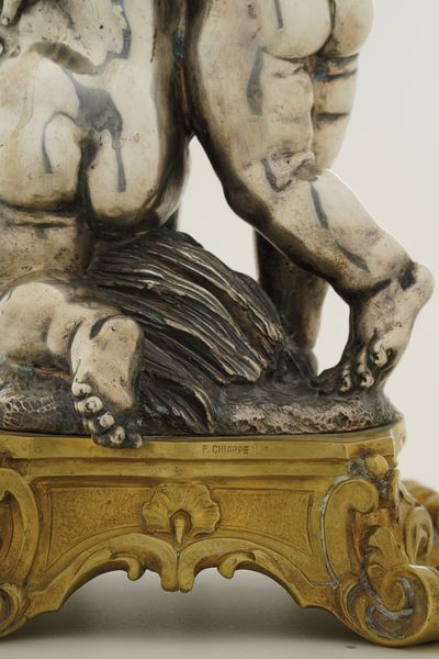 Coppia di composizioni scultoree raffiguranti putti che giocano. Argenteria artistica italiana del XX secolo per Chiappe. Genova; apparentemente privi di punzonatura  - Asta Dipinti e Sculture del XIX-XX secolo - Associazione Nazionale - Case d'Asta italiane