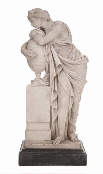 Scultore neoclassico del XIX secolo Figura femminile piangente che abbraccia unurna  - Asta Dipinti e Sculture del XIX-XX secolo - Associazione Nazionale - Case d'Asta italiane