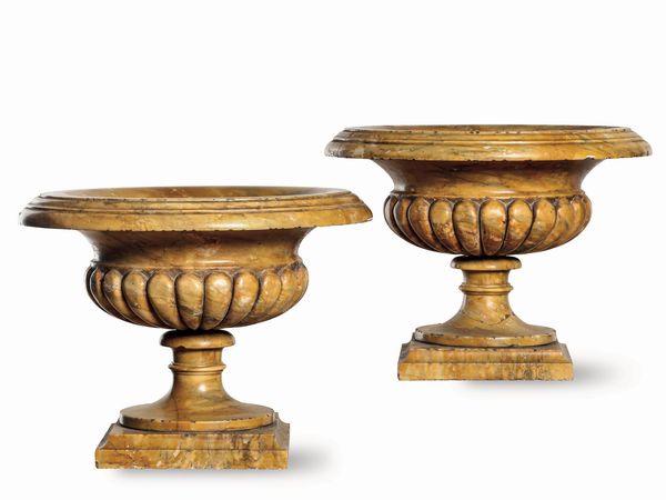 Coppia di vasi a tazza in marmo giallo. XIX-XX secolo  - Asta Dipinti e Sculture del XIX-XX secolo - Associazione Nazionale - Case d'Asta italiane