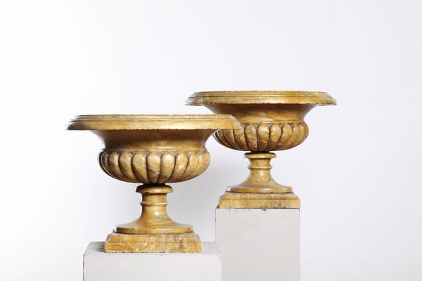 Coppia di vasi a tazza in marmo giallo. XIX-XX secolo  - Asta Dipinti e Sculture del XIX-XX secolo - Associazione Nazionale - Case d'Asta italiane