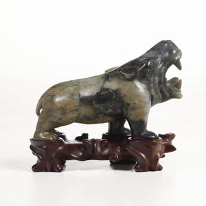 Figura in giada raffigurante ippopotamo, Cina, XX secolo  - Asta Dipinti e Sculture del XIX-XX secolo - Associazione Nazionale - Case d'Asta italiane