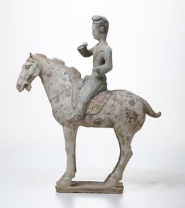 Figura di dignitario a cavallo in terracotta con tracce di policromia, Cina, Dinastia Tang (618-906)  - Asta Dipinti e Sculture del XIX-XX secolo - Associazione Nazionale - Case d'Asta italiane