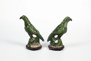 Coppia di pappagalli a fondo verde in porcellana, Cina, XVIII secolo  - Asta Dipinti e Sculture del XIX-XX secolo - Associazione Nazionale - Case d'Asta italiane