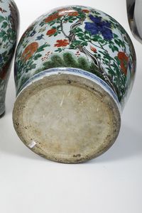 Coppia di importanti e grandi potiches in porcellana raffigurante paesaggio con fenici e decori floreali, Cina, Dinastia Qing, epoca Shunzhi, XVII secolo<BR>Difetti  - Asta Dipinti e Sculture del XIX-XX secolo - Associazione Nazionale - Case d'Asta italiane