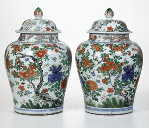 Coppia di importanti e grandi potiches in porcellana raffigurante paesaggio con fenici e decori floreali, Cina, Dinastia Qing, epoca Shunzhi, XVII secolo<BR>Difetti  - Asta Dipinti e Sculture del XIX-XX secolo - Associazione Nazionale - Case d'Asta italiane