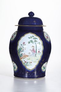 Potiche in porcellana Famiglia Rosa, Blu Poudr con fanciulla entro riserve a decoro naturalistico, Cina, Dinastia Qing, epoca Qianlong (1736-1796)  - Asta Dipinti e Sculture del XIX-XX secolo - Associazione Nazionale - Case d'Asta italiane