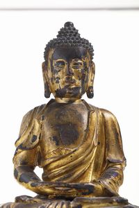 Grande e importante figura di Buddha Amitayus in bronzo dorato seduto su doppio fiore di lotto, Cina, Dinastia Ming, XVI secolo  - Asta Dipinti e Sculture del XIX-XX secolo - Associazione Nazionale - Case d'Asta italiane