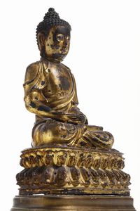 Grande e importante figura di Buddha Amitayus in bronzo dorato seduto su doppio fiore di lotto, Cina, Dinastia Ming, XVI secolo  - Asta Dipinti e Sculture del XIX-XX secolo - Associazione Nazionale - Case d'Asta italiane