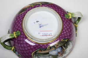 Una cioccolatiera e una tazza da brodo<BR>Meissen, XIX secolo  - Asta Dipinti e Sculture del XIX-XX secolo - Associazione Nazionale - Case d'Asta italiane