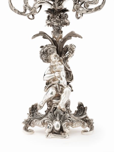 Importante coppia di candelabri con sculture  - Asta Argenti Antichi e del XX Secolo - Associazione Nazionale - Case d'Asta italiane