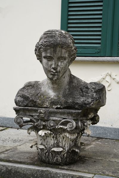 Busto maschile in marmo su capitello. XIX-XX secolo  - Asta Sei Secoli di Arti e Arredi - Associazione Nazionale - Case d'Asta italiane